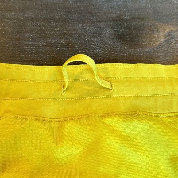 Lululemon Hotty Hot Shorts Size 6 Low Rise 2.5” Lined Soleil Yellow EUC Run - Picture 8 of 10
